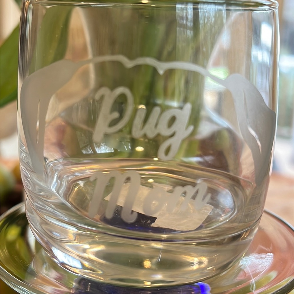 New Pug Mom custom etched drinking glass with outline of pug head. Adorable.